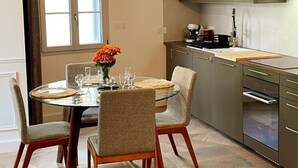 A modern kitchen with a dining area. - Charming cottage in Langeais with terrace and wifi for 4 people (Langeais)