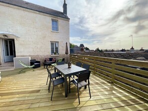 Outdoor dining - Charming cottage in Langeais with terrace and wifi for 4 people (Langeais)