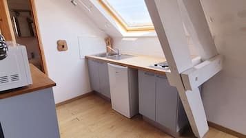Fridge, microwave, coffee/tea maker, toaster