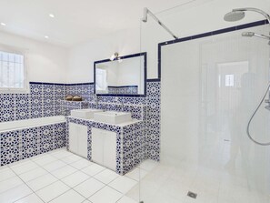 Bathroom - 4-bedroom house near sea with garden and terrace (Le Grau d'Agde)