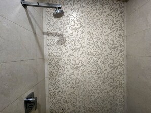 Een douche, handdoeken, toiletpapier