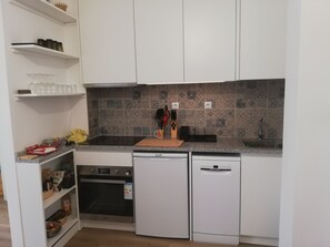 Mikrobølgeovn, kokeplater, oppvaskmaskin og vannkoker