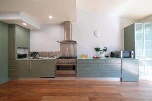 Fridge, microwave, oven, stovetop - Marvelous Manly Home moments from the Beach - NEW (Manly)