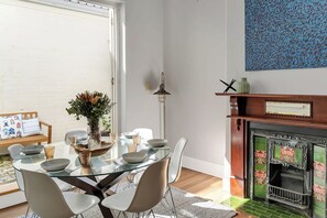 Dining - Marvelous Manly Home moments from the Beach - NEW (Manly)