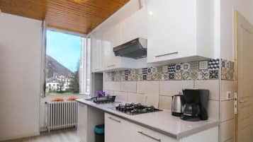 Apartment, Patio, Garden View | Private kitchen | Fridge, microwave