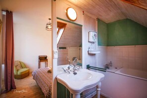 Classic-Apartment, Gartenblick | Badezimmer | Haartrockner, Handtücher, Toilettenpapier
