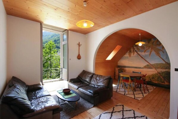 Comfort Apartment, Garden View | Living area | TV - Villa Ilixon (Bagnères-de-Luchon)