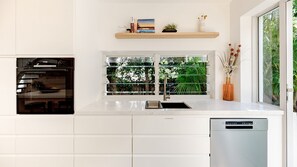 Frigorífico, microondas, horno y placa de cocina