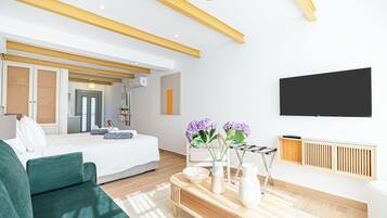 Studio Suite, Pool View | 1 bedroom, hypo-allergenic bedding, in-room safe, iron/ironing board