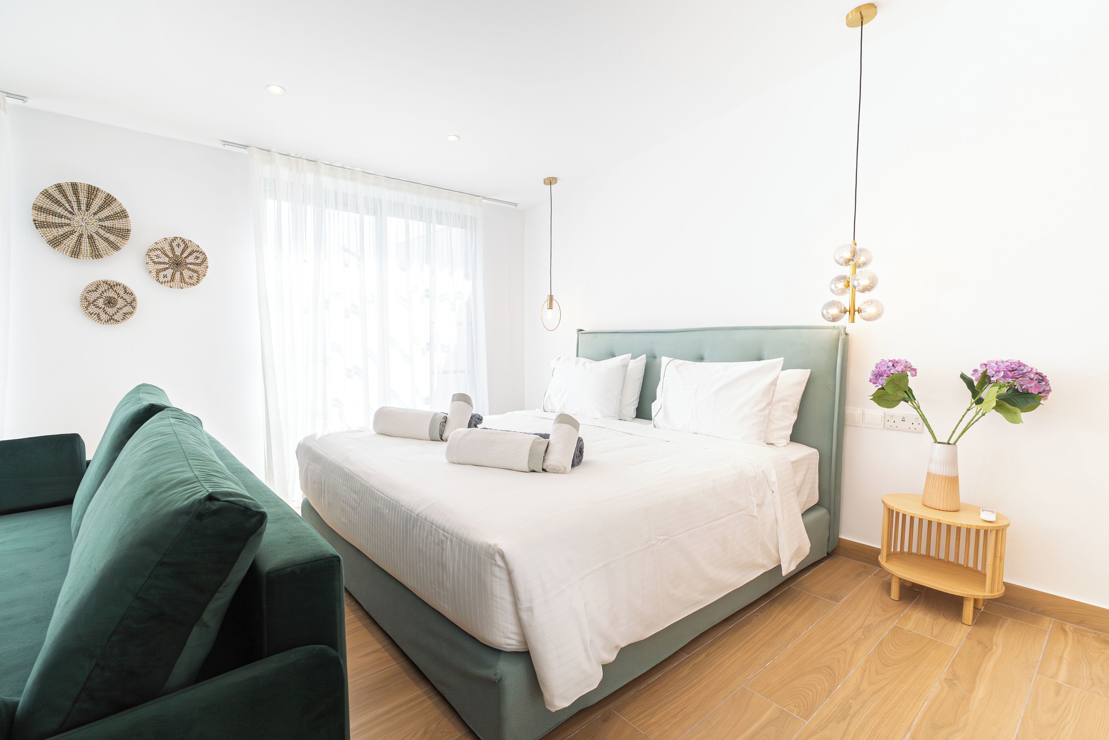 Ropa de cama hipoalergénica, caja fuerte, tabla de planchar con plancha