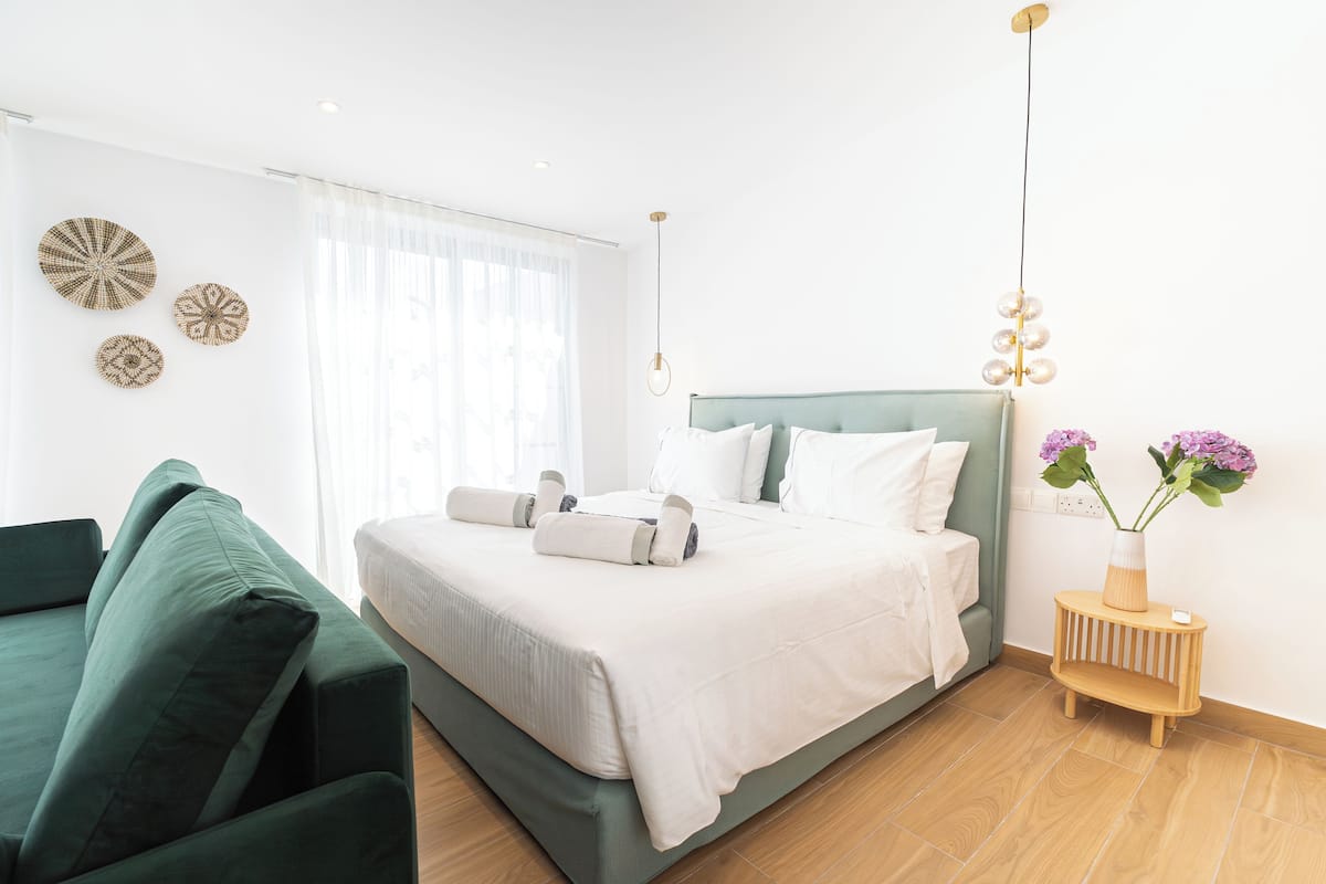 Hypo-allergenic bedding available, in-room safe, iron/ironing board