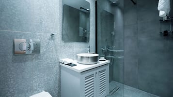 Studio, Balcony, Pool View | Bathroom