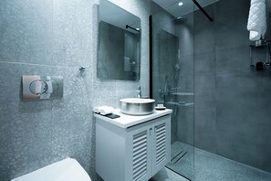 Studio, Balkon, Poolblick | Badezimmer