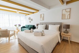 Ropa de cama hipoalergénica y caja de seguridad en la habitación 
