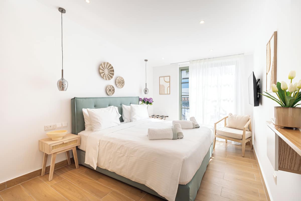 Hypo-allergenic bedding available, in-room safe, iron/ironing board