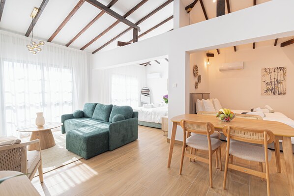 Phòng Suite Executive, quang cảnh hồ bơi | 1 phòng ngủ, bộ đồ giường kháng dị ứng, két bảo mật tại phòng