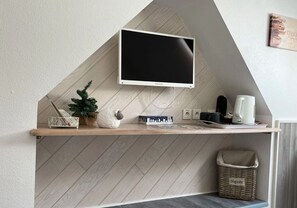 Basic Room | Soundproofing, free WiFi