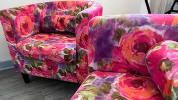 Comfort Room, City View | Living area