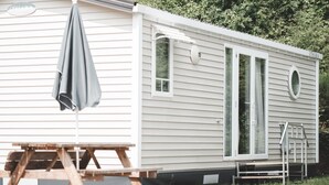 A mobile home with a patio table and an umbrella, a small porch with a chair, and a mailbox labeled "OHARA". - Chalet in Olloy-sur-viroin With Patio (Viroinval)