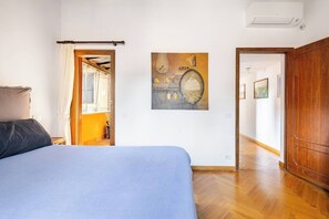 2 chambres, bureau, fer et planche à repasser, lit de bébé portatif