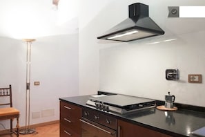 Fridge, oven, stovetop, cookware/dishes/utensils