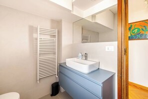 Haartrockner, Bidet, Handtücher, Seife