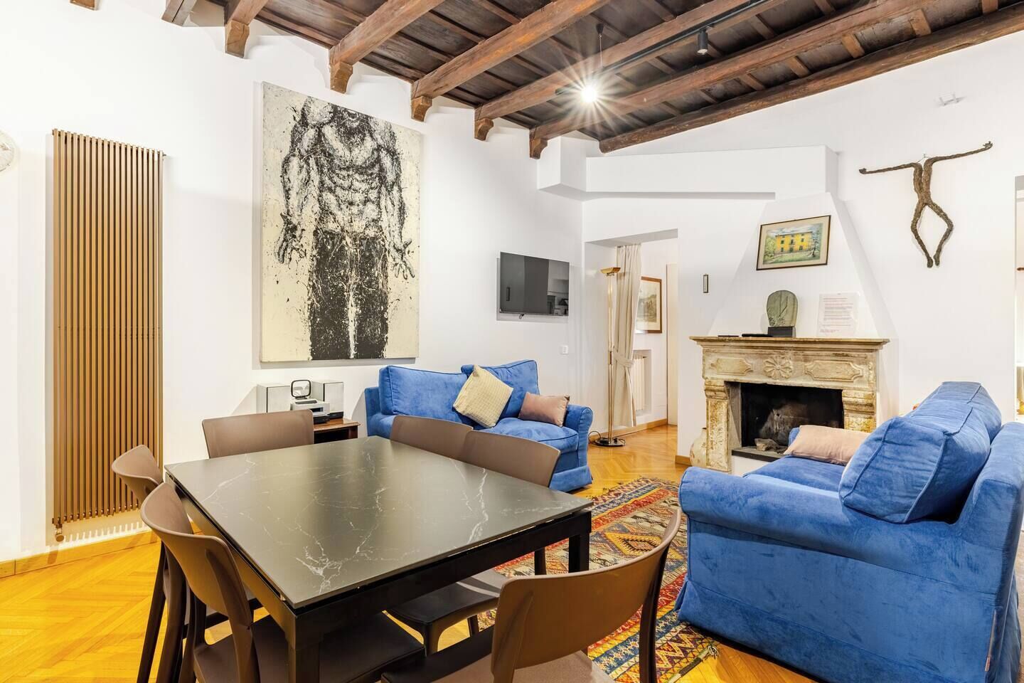 Smart TV, libros y estéreo 