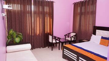 Bureau, espace de travail pour ordinateur portable, Wi-Fi gratuit