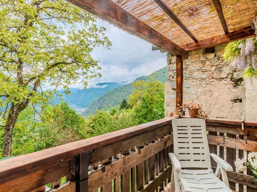 Beautiful private villa for 6 people with TV, patio, pets allowed and panoramic view