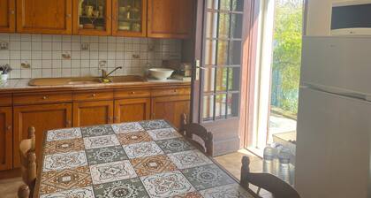 Town/country house,6 km from Tours, kitchen, terrace, garden.pets ok.