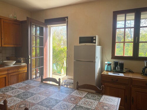 Town/country house 6 km from Tours, fitted kitchen, garden, pets welcome.