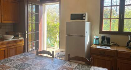 Town/country house 6 km from Tours, fitted kitchen, garden, pets welcome.