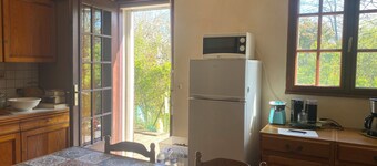 Town/country house 6 km from Tours, fitted kitchen, garden, pets welcome.