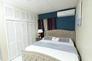 4 bedrooms, iron/ironing board, WiFi, bed sheets - Modern, Stylish 4-BR Home Cherry Gardens Kingston (Kingston)