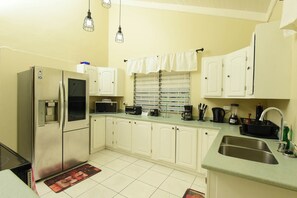 Private kitchen - Modern, Stylish 4-BR Home Cherry Gardens Kingston (Kingston)