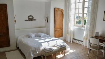 Orchid | Iron/ironing board, free WiFi