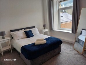 4 Schlafzimmer, Schreibtisch, Bügeleisen/Bügelbrett, Reisekinderbett
