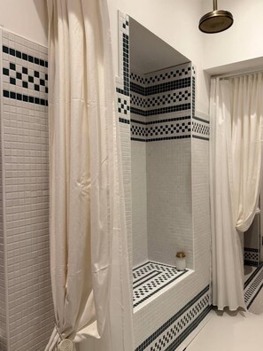 Suite luxe Grand Bordeaux avec accès privilégié | Baño | Regadera, secadora de cabello, jabón, shampoo