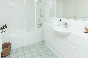 Shower, hair dryer, towels