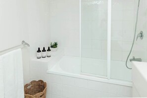 Shower, hair dryer, towels - Marcoola Sands 6 - Pool to Beach (Marcoola)