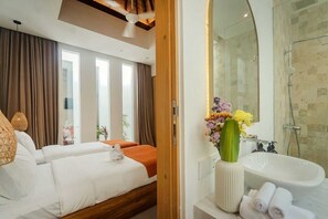 Secador de cabelo, toalhas de banho, sabonete, papel higiênico