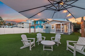 Terrace/patio - Seagrove Gem | 4 Bikes | Golf Cart | Yard Games (Santa Rosa Beach)