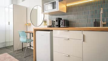 Studio (NDA044-3(N)) | Private kitchen | Microwave, stovetop, cookware/dishes/utensils, dining tables