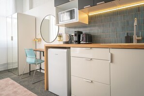 Studiolejlighed (NDA044-3(N)) | Privat køkken | Mikrobølgeovn, kogeplade, køkkentøj/tallerkener/redskaber, spisebord