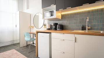 Studio (NDA044-3(N)) | Private kitchen | Microwave, stovetop, cookware/dishes/utensils, dining tables