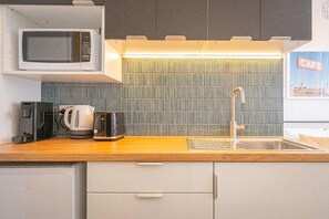 Studio (NDA044-4(N)) | Private kitchen | Microwave, stovetop, cookware/dishes/utensils, dining tables - Kozyguru | Chic Studios | Oasis In The Heart Of Darlinghurst (Darlinghurst)
