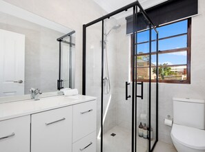 House, 3 Bedrooms (NTH003-2A) | Bathroom