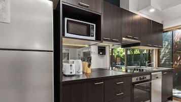 House, 1 Bedroom (QSH050-1) | Private kitchen | Fridge, microwave, stovetop, cookware/dishes/utensils