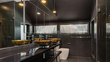 Casa, 1 habitación (QSH050-1) | Baño | Ducha, secador de pelo, toallas y papel higiénico