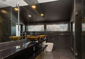 House, 1 Bedroom (QSH050-1) | Bathroom | Shower, hair dryer - Kozyguru | Spring Hill | Apartments (Spring Hill)